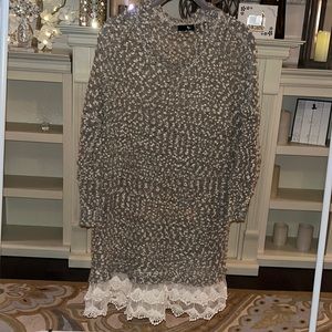 A beautiful dress that is nice and sliver is a size s/m that can fit anyone•